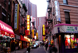 POBLACION EN CHINATOWN DE NEW YORK CITY el 1870, habian solo 200 Chinos. Despues del acto del 1882 la poblacion crecio hasta llegar a 2,000 residentes. El 1900 eran 7,000 los Chinos residentes, pero menos de 200 mujeres Chinas, actualmente entre 70000 y 150000 residentes. Chinatown ofrece una experiencia cultural e historica en Manhattan New York city