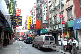 NEW YORK CITY’s CHINATOWN el mas grande Chinatown en los Estados Unidos y la mas alta concentracion de chinos en el hemisferio oeste. Chinatown ubicado en la zona este de Manhattan. Con sus dos millas cuadradas desde Kenmore y Delancey streets en el norte, Este Worth streets en el sur, Allen street en el east, y Broadway en el oeste. Con una poblacion estimada entre los 70,000 y 150,000, Chinatown es la destinacion preferida de los immigrantes Chinos en Nueva York Estados Unidos